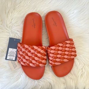 🆕NWT universal thread sip in sandals
